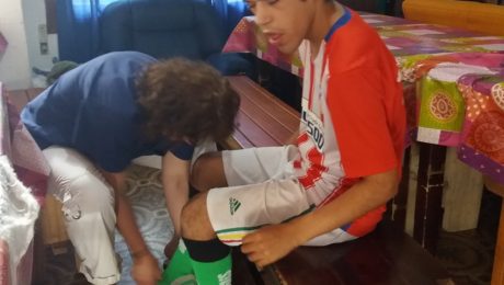 Emanuel se apronta para ir a jugar al fútbol (2)